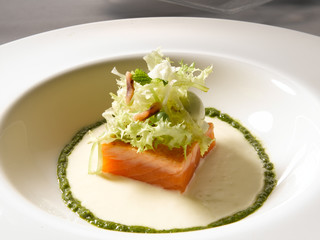 Salmón en salsa y verduras. Salmon in sauce and vegetables.