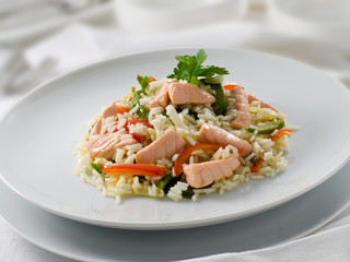 Arroz con salmón y verduras. Rice with salmon and vegetables.