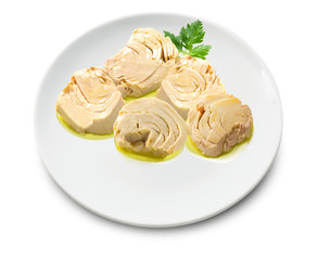 conserva de atun en aceite sobre fondo blanco. canned tuna in oil on white background.
