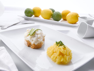 pescado con lima y pepino  y compota de manzana. fish with lime and cucumber and applesauce.