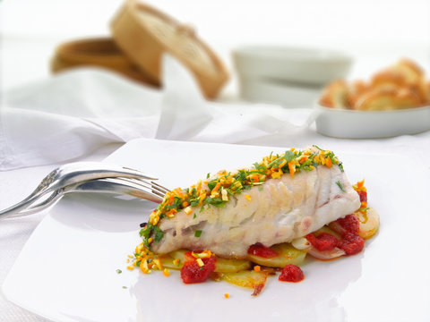 pescado receta gourmet merluza con patatas y pimientos. fish hake gourmet recipe with potatoes and peppers.