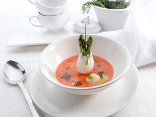 Sopa de tomate con espárragos verdes. Tomato soup with green asparagus.