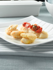 Merluza  fresca rebozada con tomates. Fresh hake battered with tomatoes.