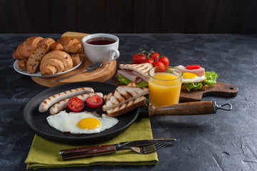 Fototapeta na wymiar Fried sausage with eggs and vegetables