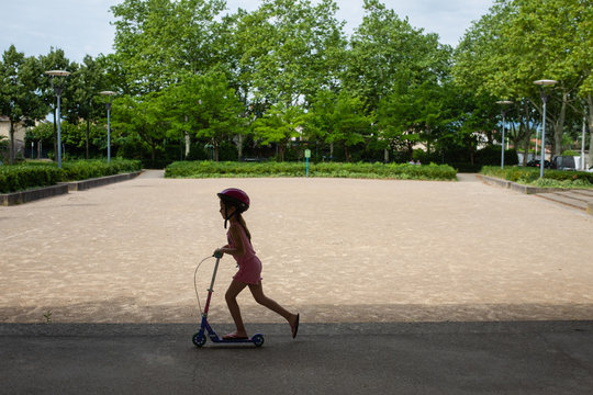 Fillette sur sa trottinette