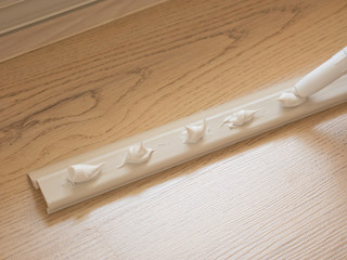 Attaching skirting board to walls with glue gun