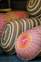 Bunte Körbe auf einem Markt in Asien