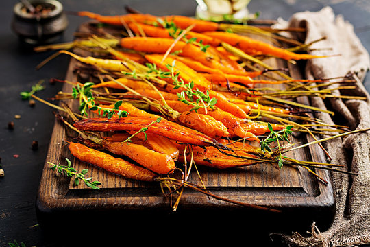 Baked organic carrots with thyme, honey and lemon. Organic vegan food.