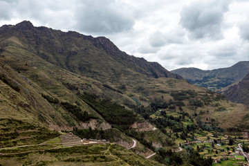 Naklejka premium Landscape with green Andean Mountains and Inca ruins on the hiking path in Pisac archeological park, Peru
