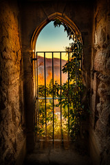 Sonnenuntergang Burgfenster in der Ruine Sausenburg bei Vogelbach Kandern mit Sonnenstrahlen und mystischem Flair in HDR mystisch - obrazy, fototapety, plakaty