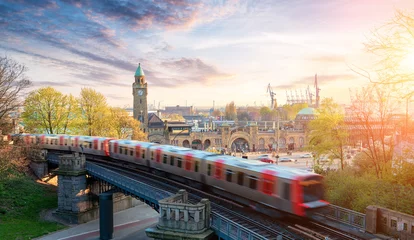 subway train at St. Pauli's Landungsbruecken © Simon