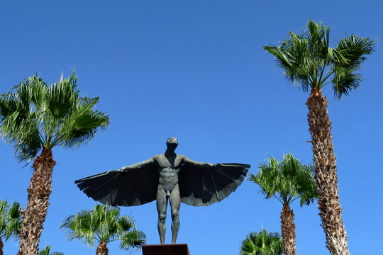 Statue d'Icare. Ailes d&eacute;ploy&eacute;es. Ciel bleu.