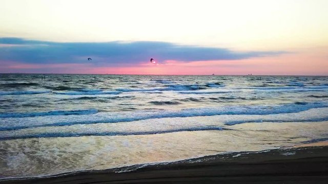 Alba sul mare - onde del mare - spiaggia dall'alto