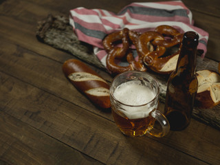 Fototapeta Kufel piwa w otoczeniu świeżego pieczywa obraz