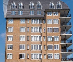 Obraz premium Fassade eines modernen Wohngebäudes in den Niederlanden
