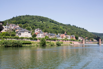 Fototapeta na wymiar blick auf siedlung in der Nähe von Heidelberg Deutschland fotografiert während einer Schiffsrundfahrt auf dem Neckar bei Sonnenschein