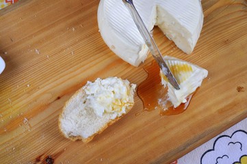 Fototapeta na wymiar casatella Italian cheese with bread and honey