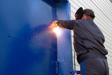 Welder performs welding work using a mask.