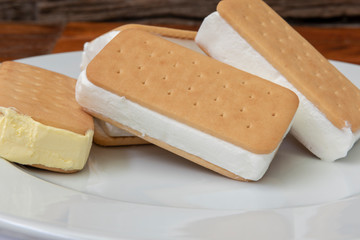 Fototapeta premium Helado sándwich de nata y vainilla