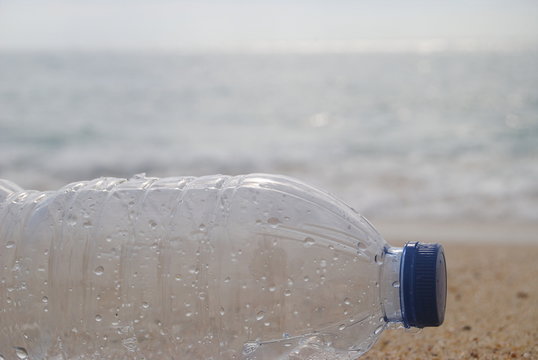 Garrafa de pl&aacute;stico depositada na praia, polui&ccedil;&atilde;o marinha