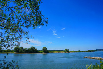 Die Donau mit Blick auf den Bogenberg