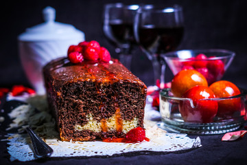 pastel con dulce arriba o frambuesa copas a costado y frutas