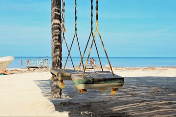 zwei Schaukeln am Strand von der Isla Holbox, Mexico