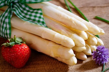 Bund Spargel schön plaziert auf einen Holztisch