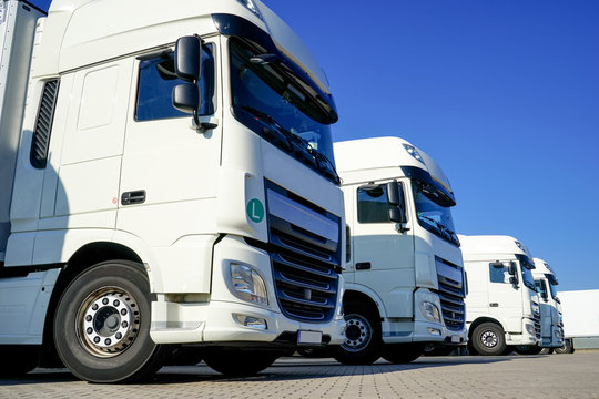 LKW-Zugmaschinen mit Anh&auml;nger stehen bereit zum Transport