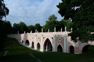 Obraz premium Large bridge over the ravine in the Museum-reserve 