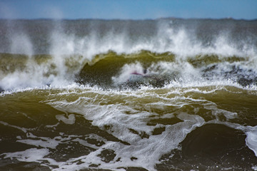 El mar, sus olas y toda la fuerza de la naturaleza