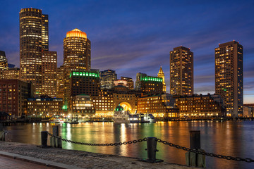 Obraz premium Scene of Boston skyline from Fan Pier at the fantastic twilight time with smooth water river, Massachusetts, USA downtown skyline, Architecture and building with tourist concept