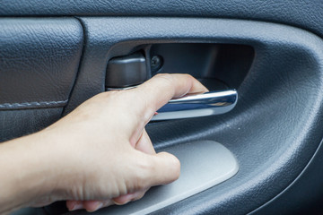 Obraz premium hand open the car door from inside