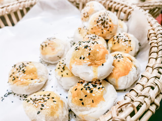  Thai desserts are sold in front of Thai restaurants in department stores.8