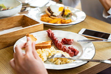 friends eating in the cafe