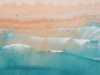 Luftaufnahme zum tropischen Sandstrand und zum blauen Ozean. Draufsicht auf Meereswellen, die an einem sonnigen Tag die Küste erreichen. Palawan, Philippinen. © Евгений Бахчев