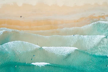 Luftaufnahme zum tropischen Sandstrand und zum blauen Ozean. Blick von oben auf die Meereswellen, die an einem sonnigen Tag die Küste erreichen. Palawan, Philippinen. © Евгений Бахчев