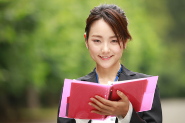 Fototapeta premium メモを取る女性社員