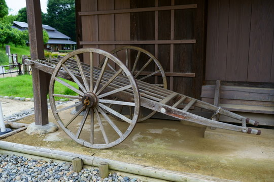 日本の古い木製の荷車　-　大八車