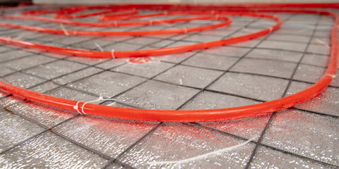 Installing a hose for underfloor heating in the room