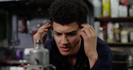 4K Clueless mechanic unable to do engine repairs in garage workshop
