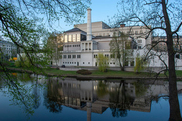 Fototapeta na wymiar Opernhuas von Riga am Kanal im Stadtpark, Lettland