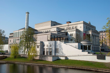 Fototapeta na wymiar Außenansicht des Opernhaus in Riga, Lettland