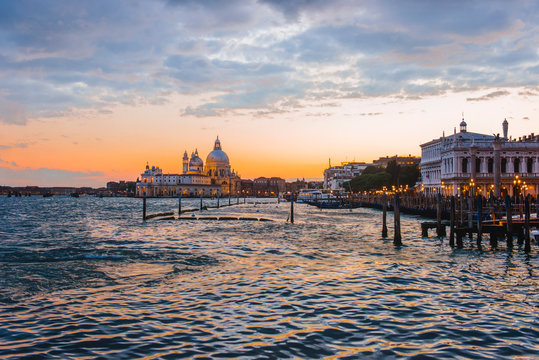 Pôr do sol vibrante em Veneza, Itália