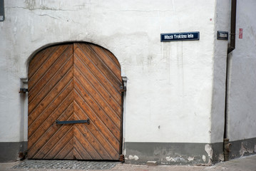 Altes Haus mit Scheunentor aus Holz in Altstadt von Riga, Lettland