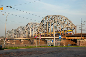 Alte Eisenbahnbrücke aus Stahl üver den Fluß Düna in Riga, Lettland