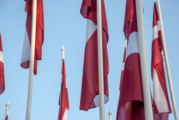 Hängende Flaggen von Lettland in Park in Riga