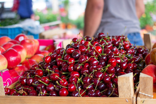 Cherries basket at the Bio market. Fruits and Red fruits Bilder