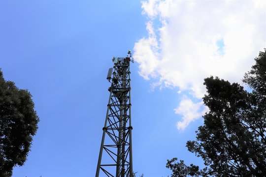 Antenne relais de t&eacute;l&eacute;phonie mobile dans la commune de Yzeron - D&eacute;partement du Rh&ocirc;ne - France - Juillet 2019