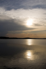 Obraz premium A sunset over the calm lake